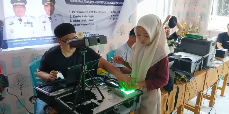 Internet di Kecamatan Kepulauan Tanakeke Dapat Diakses, Dukcapil Takalar Lakukan Layanan Perekaman KTP El