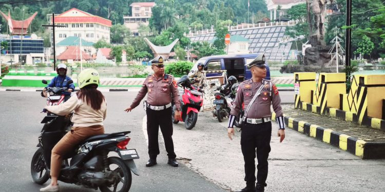 Strong Point Sat Lantas Polres Tator, Berikan Pelayanan Masyarakat Di Pagi Hari