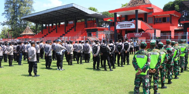Polres Ngawi Amankan Pertandingan Sepak Bola Liga 4 Nasional di Stadion Ketonggo
