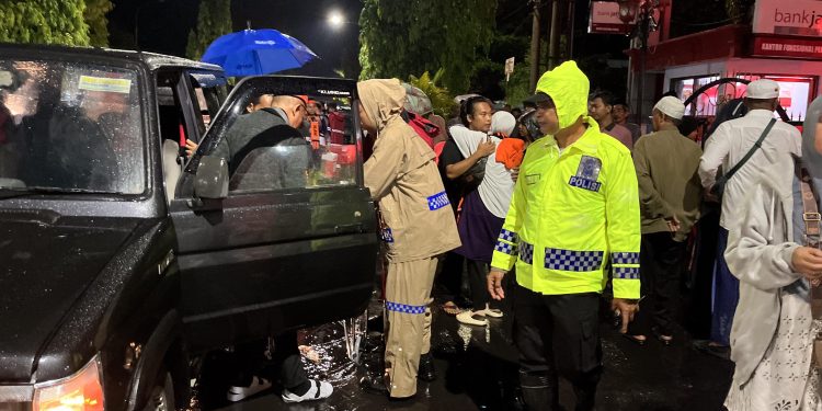 Polres Ngawi Laksanakan Pengamanan Keberangkatan Calon Jamaah Haji 2025