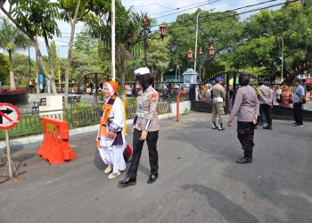 Polwan Polres Ngawi Ikut Bantu Calon Jamaah Haji