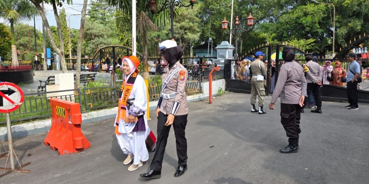 Polwan Polres Ngawi Ikut Bantu Calon Jamaah Haji
