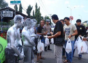 Polres Ngawi Peduli, Polisi Sigap Bagikan Bansos di Jalanan