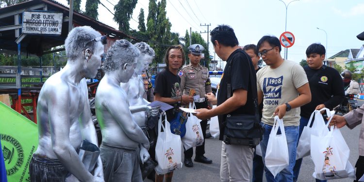 Polres Ngawi Peduli, Polisi Sigap Bagikan Bansos di Jalanan