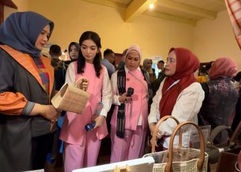 Tas Kerajinan Khas Takalar dengan brand Anging Mamiri yang berada di Desa Sawakong Kec. Galesong Selatan Tarik Perhatian Ibu Wapres Selvi Gibran