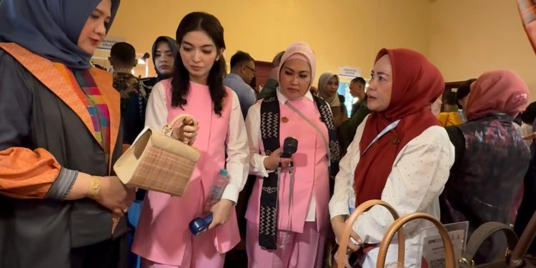 Tas Kerajinan Khas Takalar dengan brand Anging Mamiri yang berada di Desa Sawakong Kec. Galesong Selatan Tarik Perhatian Ibu Wapres Selvi Gibran