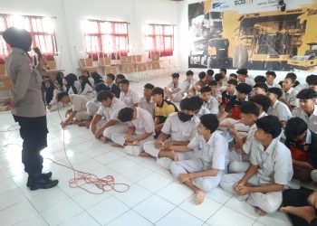 Bu Bhabin di Ngawi Sosialisasi Sukses Menggapai Masa Depan di SMK PGRI 2 Geneng