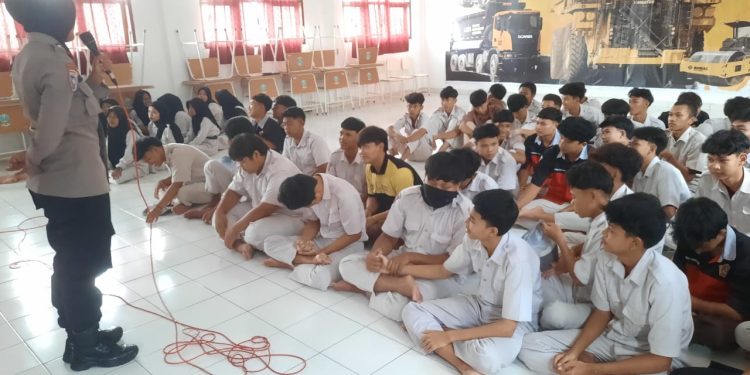 Bu Bhabin di Ngawi Sosialisasi Sukses Menggapai Masa Depan di SMK PGRI 2 Geneng