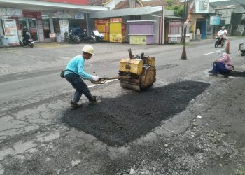 Dinas PUPR Tulungagung Lakukan Pemeliharaan Rutin Jalan di Ruas Jl. MT. Haryon