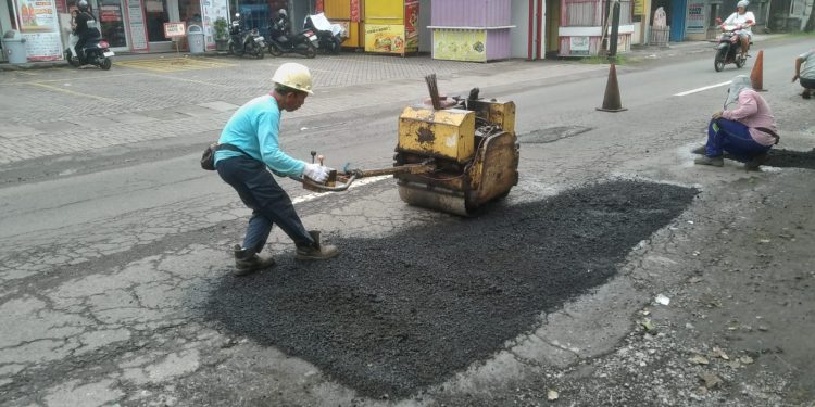 Dinas PUPR Tulungagung Lakukan Pemeliharaan Rutin Jalan di Ruas Jl. MT. Haryon