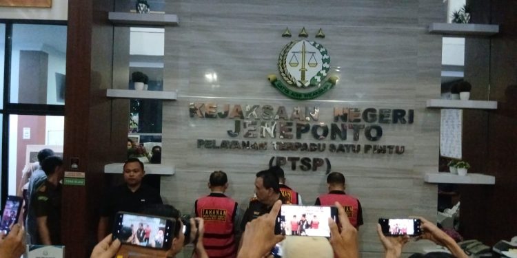 Diduga Korupsi Dana BOS 2,8 M, Kejari Jeneponto Tetapkan Kadis Pendidikan, Mantan Kadis Pendidikan Dan Penyedia Penggandaan Soal Ujian Sebagai Tersangka