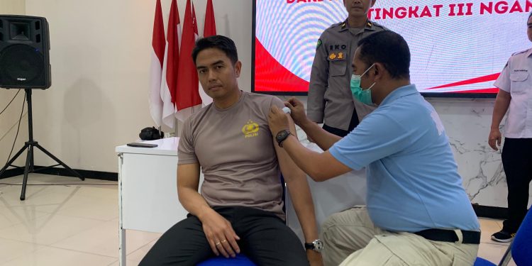 Anggota Polres Ngawi Dapatkan Vaksinasi Influenza