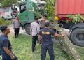 Polres Ngawi Sigap Evakuasi Pohon Tumbang di Jalan Sukarno Hatta