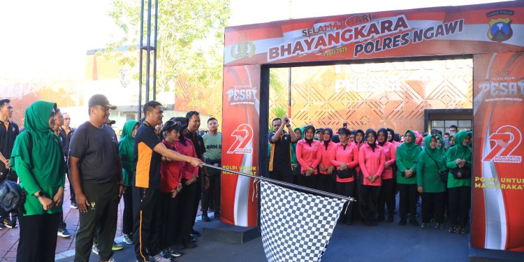 Peringati Hari Bhayangkara ke-79 dan HKGB ke-73, Polres Ngawi Gelar Olahraga Bersama TNI