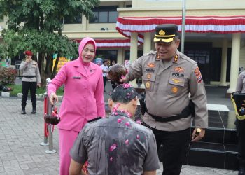 Siraman Air Bunga Warnai Kenaikan Pangkat 80 Personel Polres Nganjuk