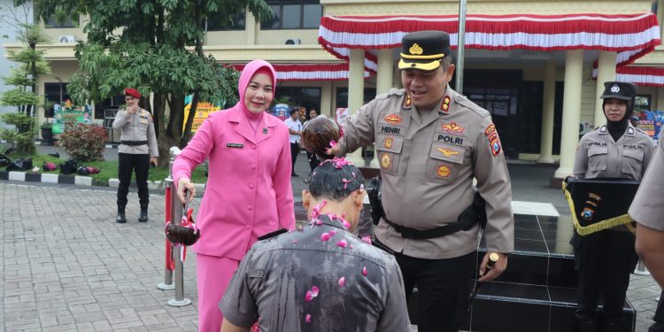 Siraman Air Bunga Warnai Kenaikan Pangkat 80 Personel Polres Nganjuk