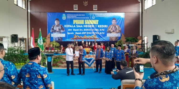 Pisah Sambut Kepala Sekolah SMA Negeri 1 Kota Kediri Di Hadiri Kepala sekolah Se Kediri Raya berjalan lancar dan kondusif