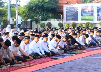 Polres Ngawi Gelar Sholat Idul Adha 1446 H dan Bagikan Hewan Kurban
