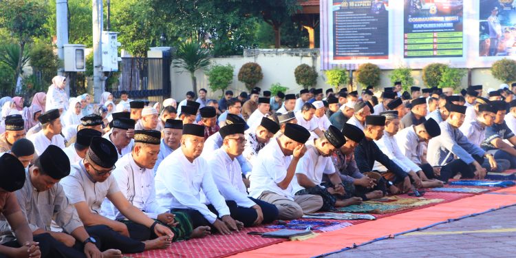 Polres Ngawi Gelar Sholat Idul Adha 1446 H dan Bagikan Hewan Kurban