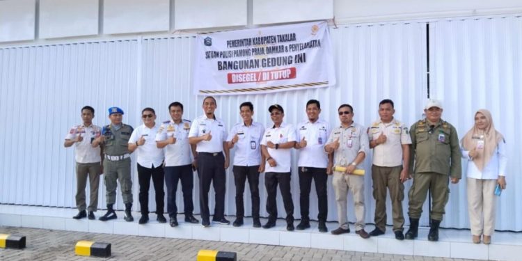Tindaklanjuti Moratorium Bupati Takalar, Tim Gabungan Segel Dua Bangunan Toko Retail Modern