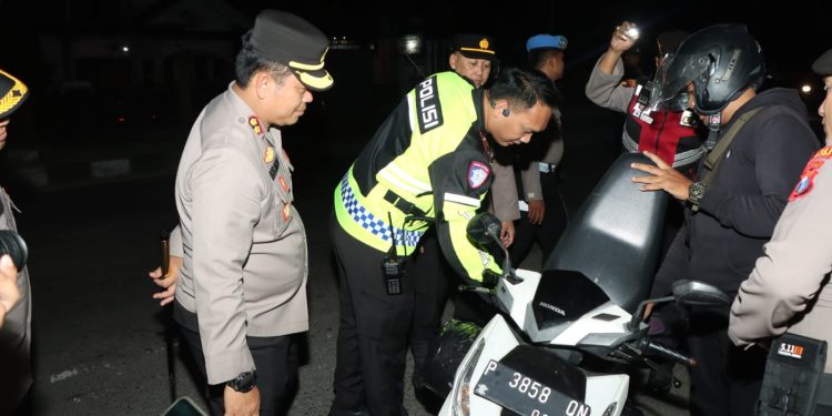 Kapolres Nganjuk Pimpin Langsung Patroli SREG dan Penyekatan di Perbatasan Jelang 1 Suro