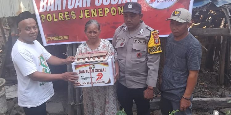 Dalam Rangka Hari Bhayangkara ke 79 Tahun, Bhabinkamtibmas Desa Bulusuka Datangi Warga Miskin Di Dusun Tappalalo Bawakan Bantuan Sosial