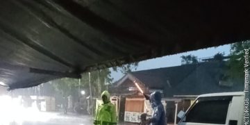 Langkah Cepat Polres Ngawi Amankan Arus Lalin di Kedunggalar Akibat Kabel PLN Putus