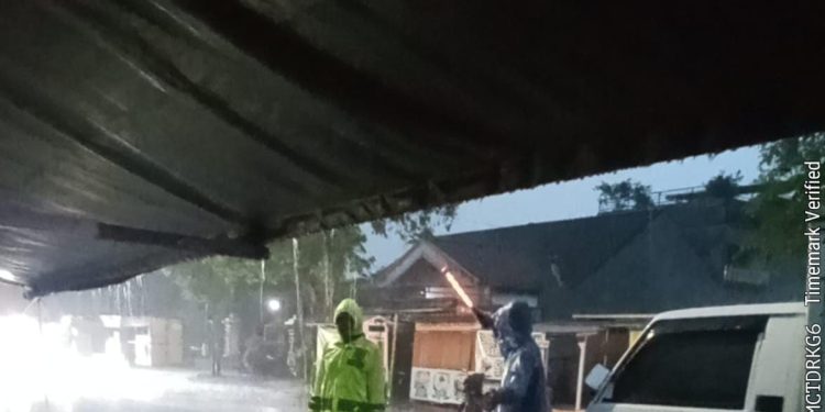 Langkah Cepat Polres Ngawi Amankan Arus Lalin di Kedunggalar Akibat Kabel PLN Putus