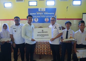 Penyerahan Bantuan Seragam Sekolah, Bupati Jeneponto Dorong Pemerataan Pendidikan Berkualitas