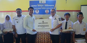 Penyerahan Bantuan Seragam Sekolah, Bupati Jeneponto Dorong Pemerataan Pendidikan Berkualitas