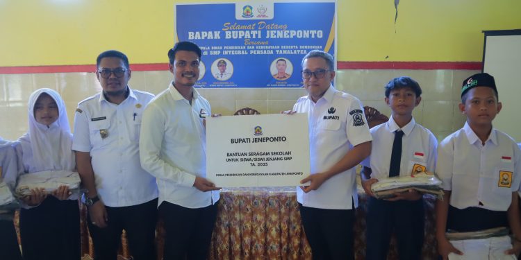 Penyerahan Bantuan Seragam Sekolah, Bupati Jeneponto Dorong Pemerataan Pendidikan Berkualitas