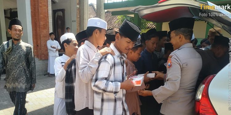 Jamaah Masjid di Ngawi Senang, Pulang Bawa Nasi Kotak