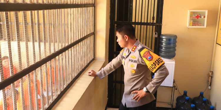 Pastikan Rutan Polres Ngawi Aman, Kapolres Cek dan Dialog dengan Tahanan