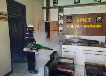 Antisipasi Demam Berdarah, Polres Ngawi Gelar Fogging Di Polsek Jajaran