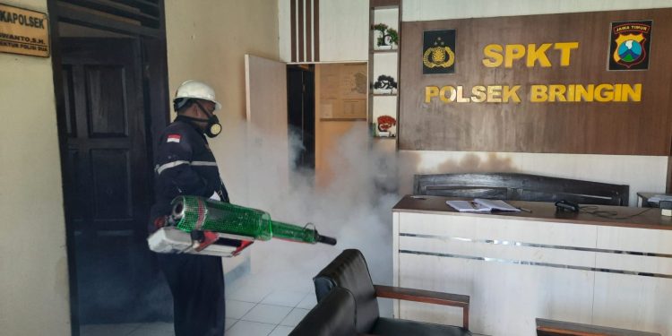 Antisipasi Demam Berdarah, Polres Ngawi Gelar Fogging Di Polsek Jajaran