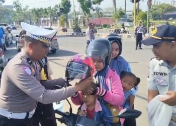 Ops Patuh Semeru, Polantas Ngawi Bagi-bagi Helm Gratis Untuk Pengguna yang Tertib Berlalu Lintas