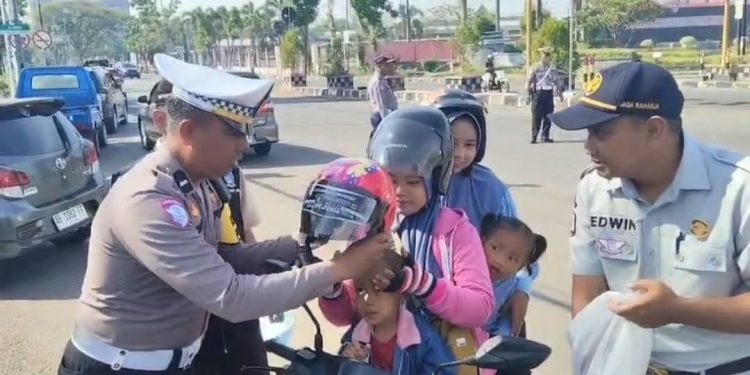 Ops Patuh Semeru, Polantas Ngawi Bagi-bagi Helm Gratis Untuk Pengguna yang Tertib Berlalu Lintas