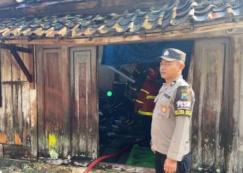 Polsek Ngawi Kota Sigap Bantu Evakuasi Kebakaran Rumah Warga, Api Nyaris Meluas