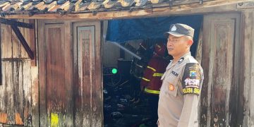 Polsek Ngawi Kota Sigap Bantu Evakuasi Kebakaran Rumah Warga, Api Nyaris Meluas