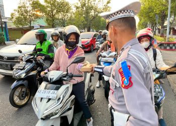 Ops Patuh Semeru 2025, Satlantas Polres Ngawi Berbagi Nasi Kotak Di Simpang Empat Kartonyono