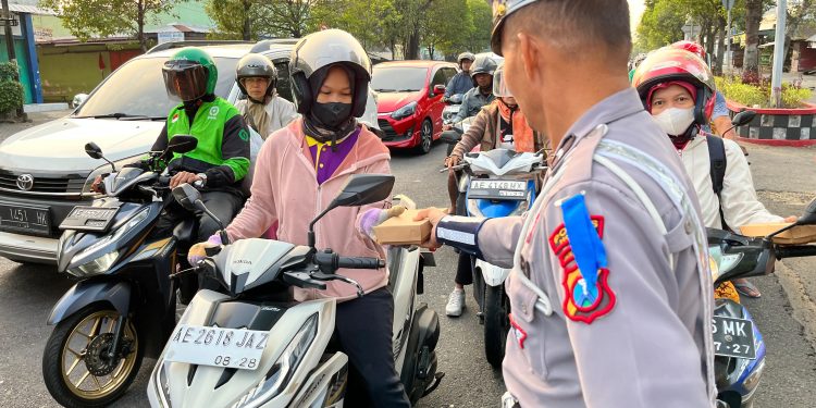 Ops Patuh Semeru 2025, Satlantas Polres Ngawi Berbagi Nasi Kotak Di Simpang Empat Kartonyono