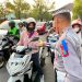 Ops Patuh Semeru 2025, Satlantas Polres Ngawi Berbagi Nasi Kotak Di Simpang Empat Kartonyono