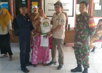 Lurah Bontoramba Serahkan secara Simbolis Bansos Beras kepada warga