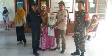 Lurah Bontoramba Serahkan secara Simbolis Bansos Beras kepada warga