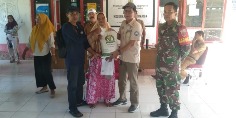 Lurah Bontoramba Serahkan secara Simbolis Bansos Beras kepada warga