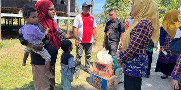 Ketua TP PKK Kabupaten Takalar Salurkan Bantuan Sembako dan Santunan ke Warga Miskin di Desa Laikang