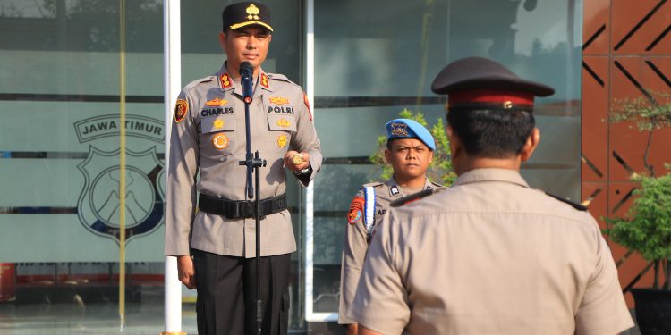 Kapolres Ngawi Pimpin Upacara Kenaikan Pangkat Pengabdian TMT 1 Agustus 2025