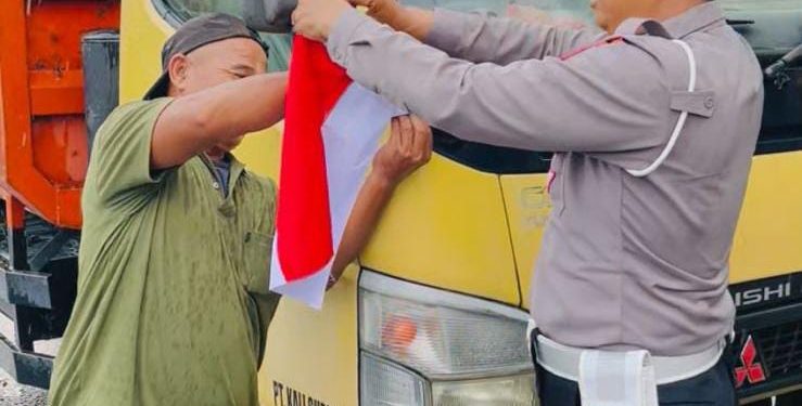 Sambut HUT RI ke-80, Satlantas Polres Ngawi Bagikan dan Pasang Bendera Merah Putih di Kendaraan yang Melintas