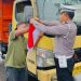 Sambut HUT RI ke-80, Satlantas Polres Ngawi Bagikan dan Pasang Bendera Merah Putih di Kendaraan yang Melintas