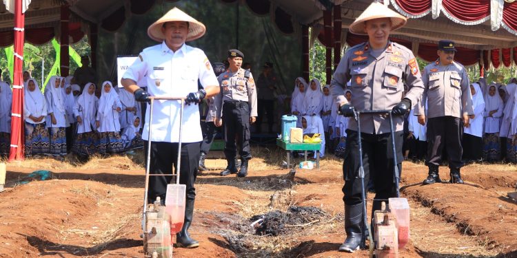 Dukung Ketahanan Pangan, Polres Ngawi Bersama Ponpes Lakukan Penanaman Jagung Serentak